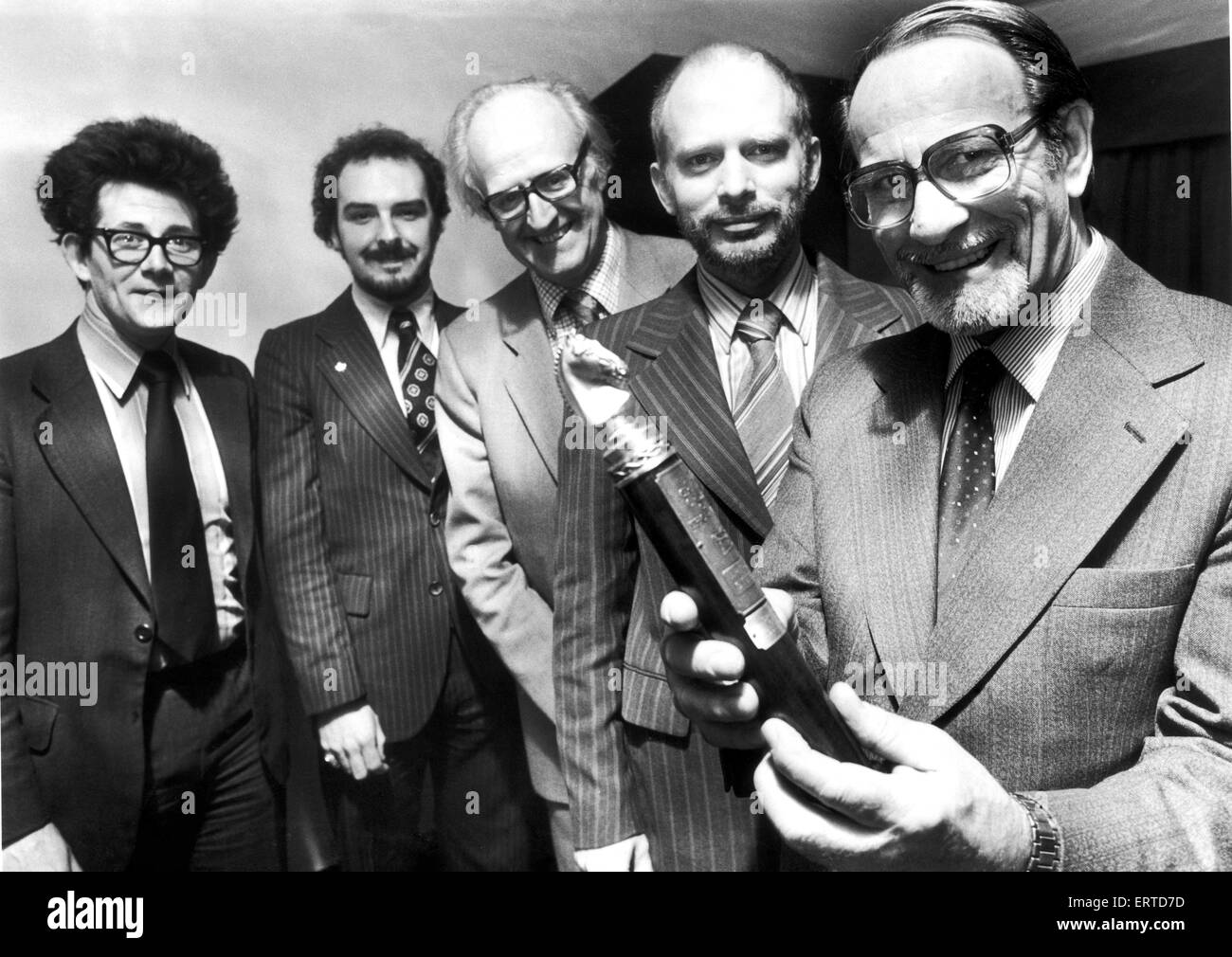 Shorty prima del suo ritiro Birmingham Mail film critico Arthur Steele è stato realizzato un cavaliere di rango Tavola Rotonda ed è presentato con un premio normalmente data solo per servizio distinto nell'industria. Nella foto con Arthur Steele sono Ricard Barnes, Mike Ellis, Clem Lewis e Chris Mott. Il 24 febbraio 1981. Foto Stock