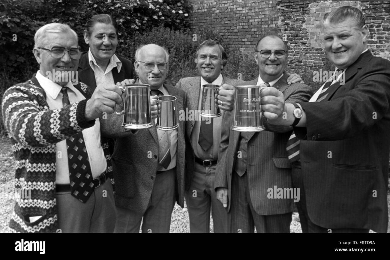 Quattro shop stewards presso ICI Billingham che hanno servito la loro unione per un totale di 137 anni sono state presentate con gettoni di apprezzamento. Signor Frank Ramsay, TGWU district officer (quarta a sinistra) e il sig. Gordon Ibbotson (seconda a sinistra) presidente del Billingham ICI Foto Stock