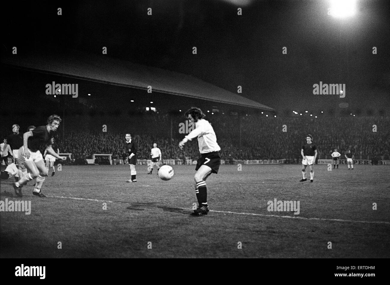 Burnley v Middlesbrough, Punteggio 0-0, League Division due. Eric McMordie n. 7 di Middlesbrough spara per raggiungere l'obiettivo. 26 Settembre 1972 Foto Stock
