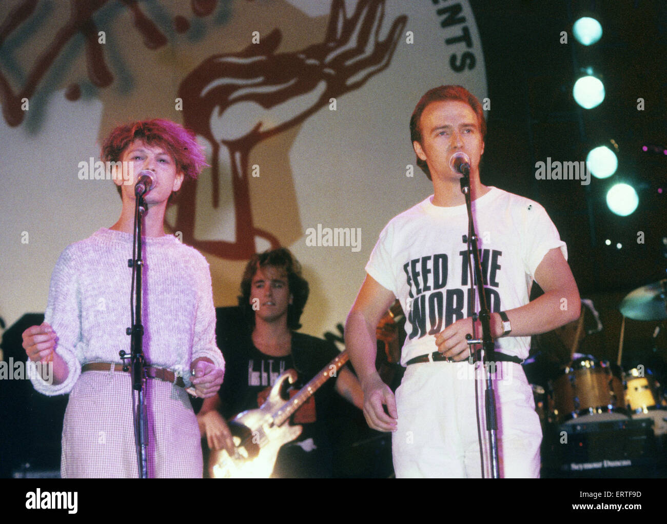 LIVE AID Wembley Stadium il 13 luglio 1985 con Midge Ure a destra Foto Stock