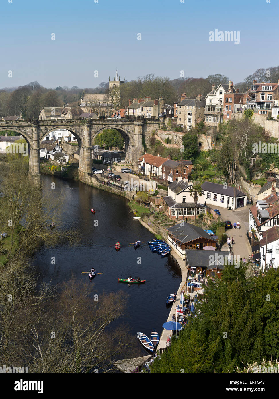 Dh Knaresborough fiume KNARESBOROUGH North Yorkshire Yorkshire fiume viadotto ferroviario e la vista della città dal fiume Nidd Foto Stock