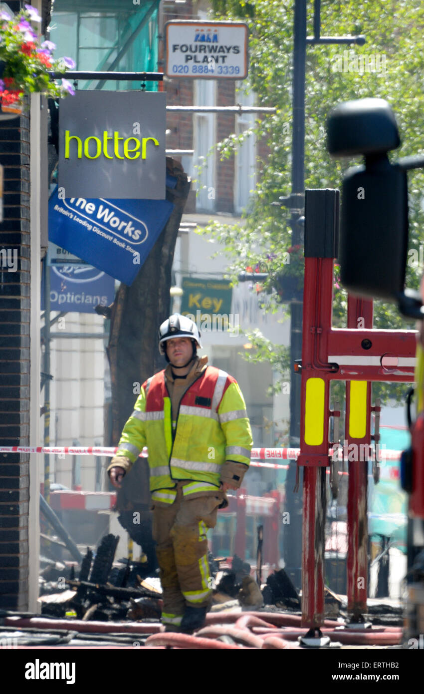 Maidstone, Kent, Regno Unito. 8 Giugno, 2015. Fuoco a 'L'Opera' bookshop in settimana Street, accanto a 'calda' negozio di scarpe. Il fuoco ha cominciato intorno alle 2 del mattino con 90 vigili del fuoco coinvolti durante la notte. I flessibili erano ancora in uso a mezzogiorno e la strada è stato previsto per essere chiuso almeno per il resto del giorno di credito: PjrNews/Alamy Live News Foto Stock