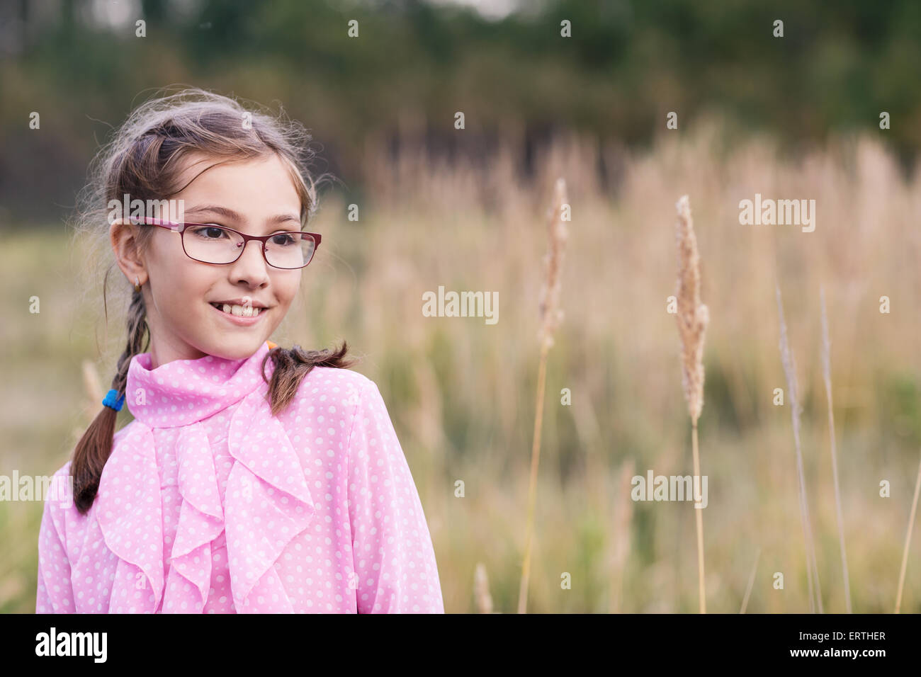 Adorabile ragazza con gli occhiali Foto Stock