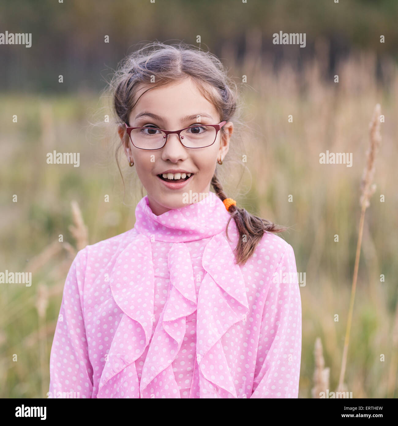 Adorabile ragazza con gli occhiali Foto Stock