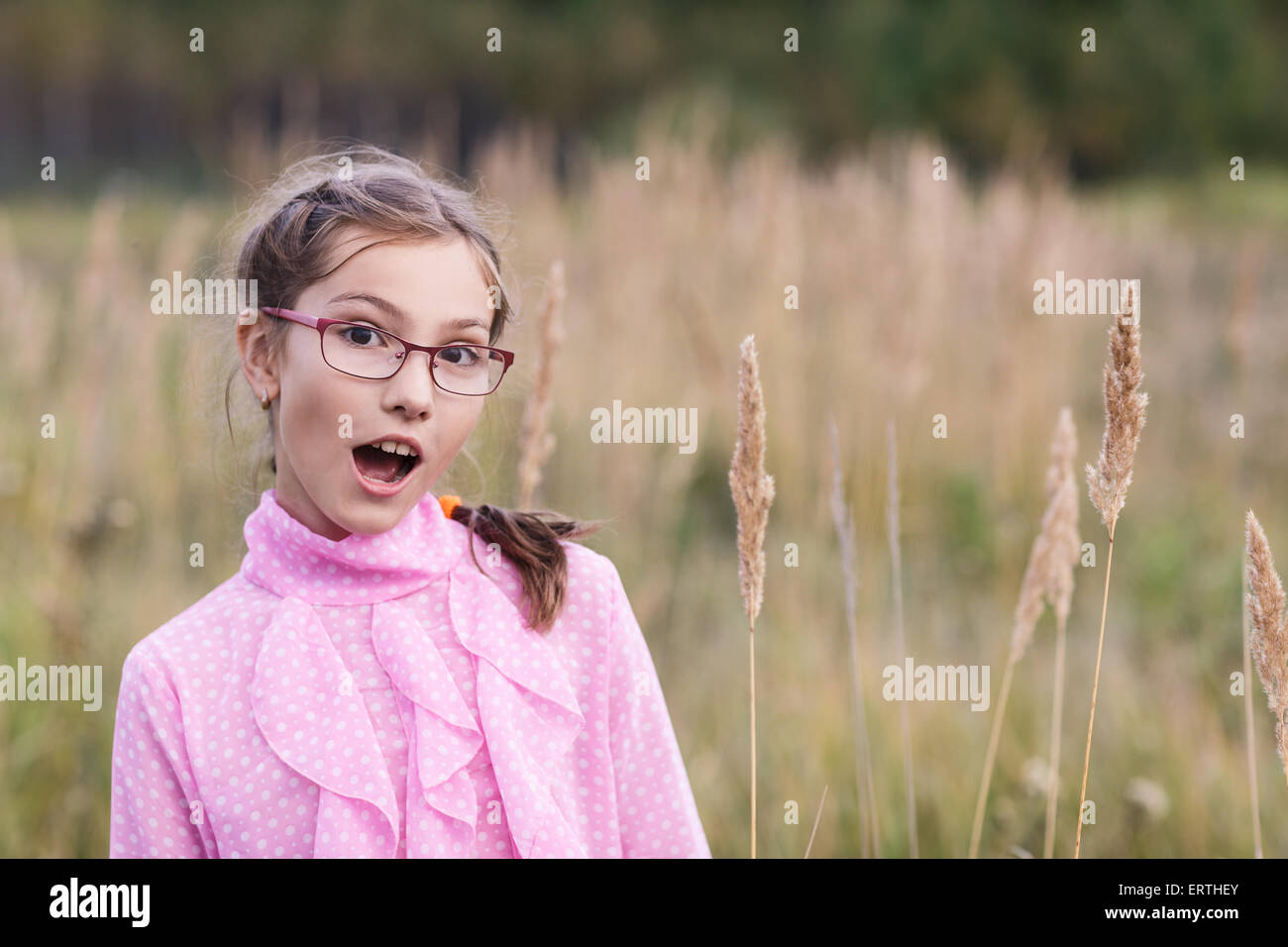 Adorabile ragazza con gli occhiali Foto Stock