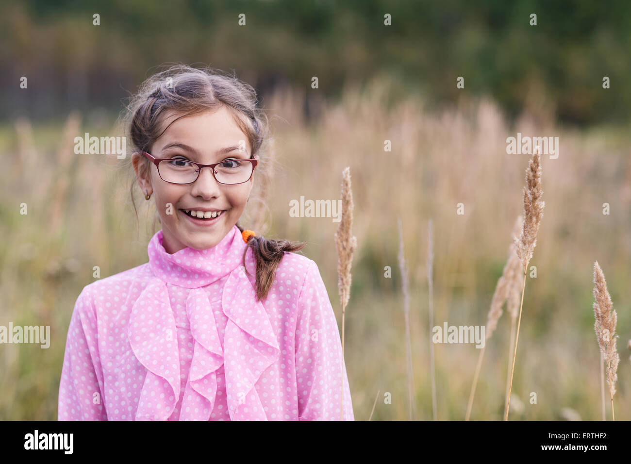 Adorabile ragazza con gli occhiali Foto Stock