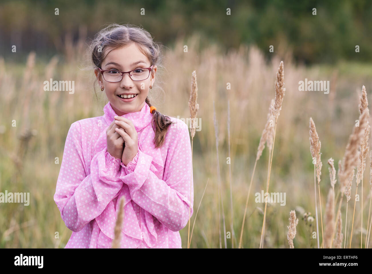 Adorabile ragazza con gli occhiali Foto Stock