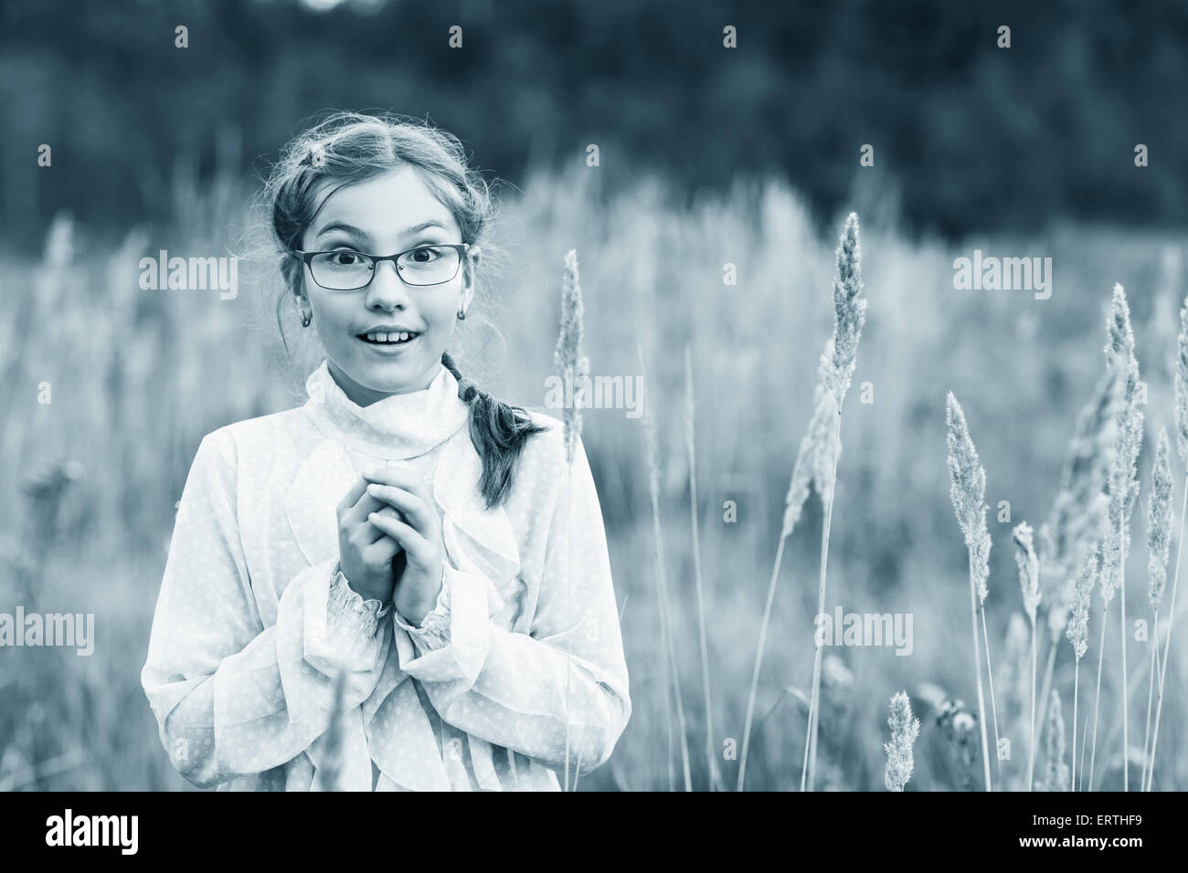 Adorabile ragazza con gli occhiali Foto Stock