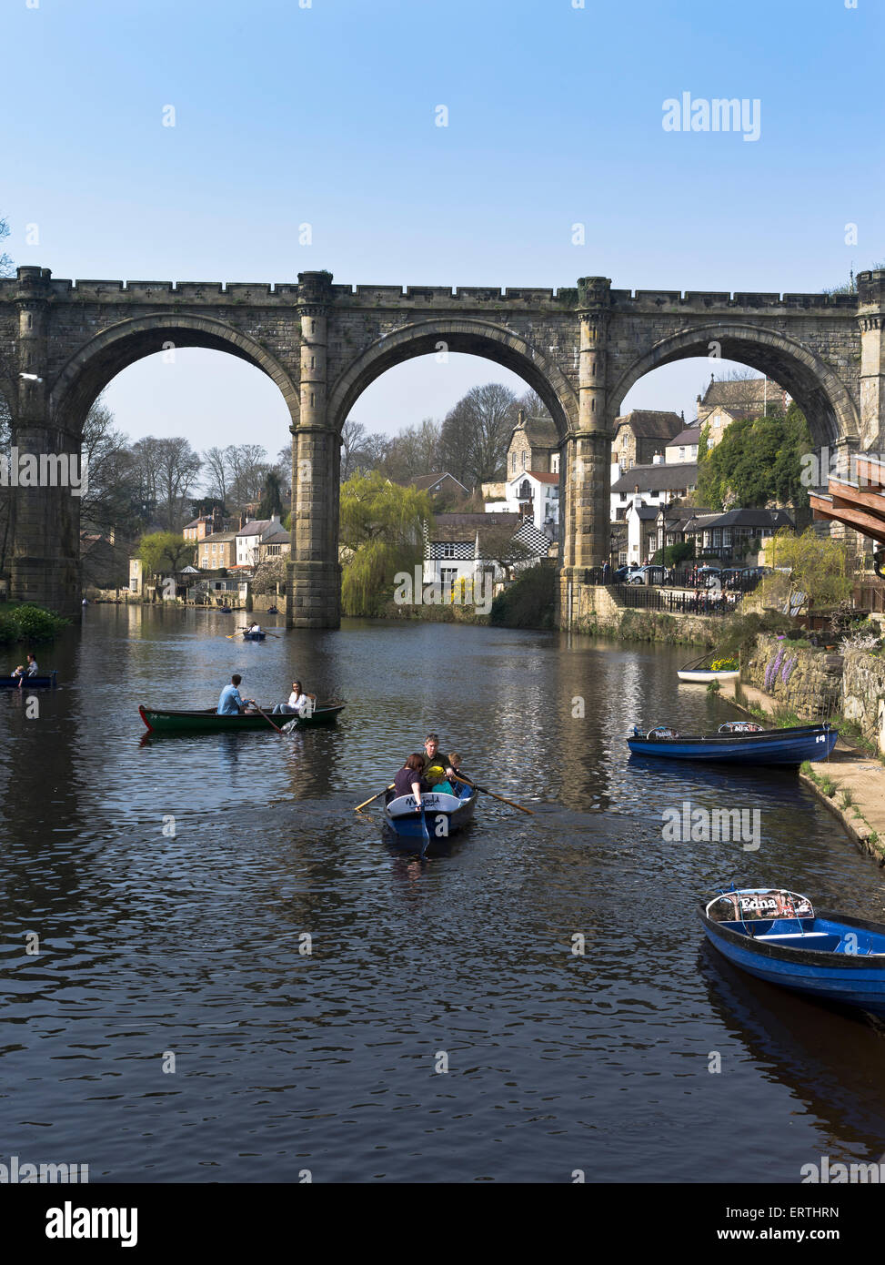 Dh Knaresborough fiume KNARESBOROUGH North Yorkshire persone in imbarcazioni a remi fiume Nidd sotto Knaresborough viadotto Foto Stock