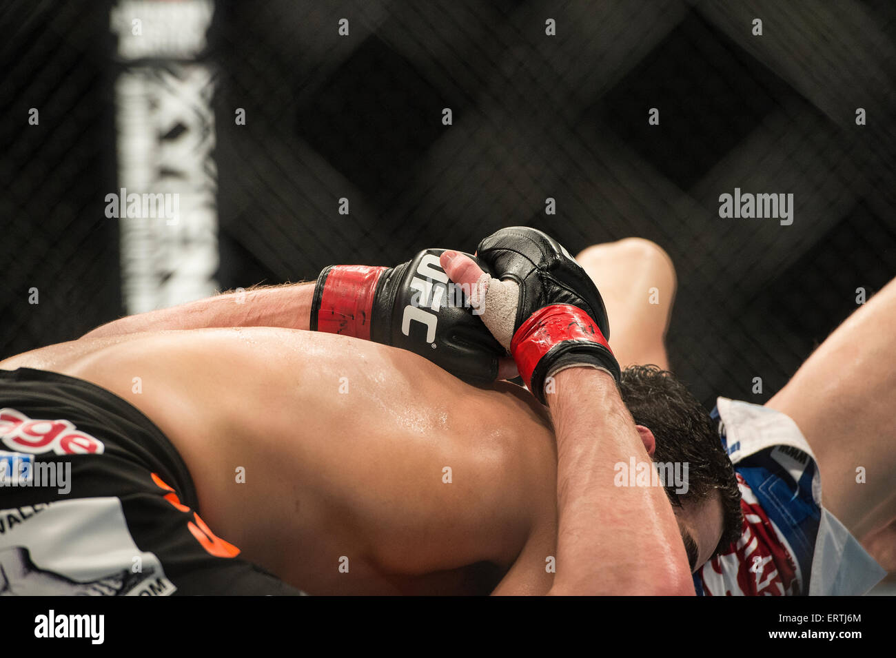 MMA UFC Ultimate Fighting Championship guanti durante un bout nell'ottagono a Wembley Arena Foto Stock