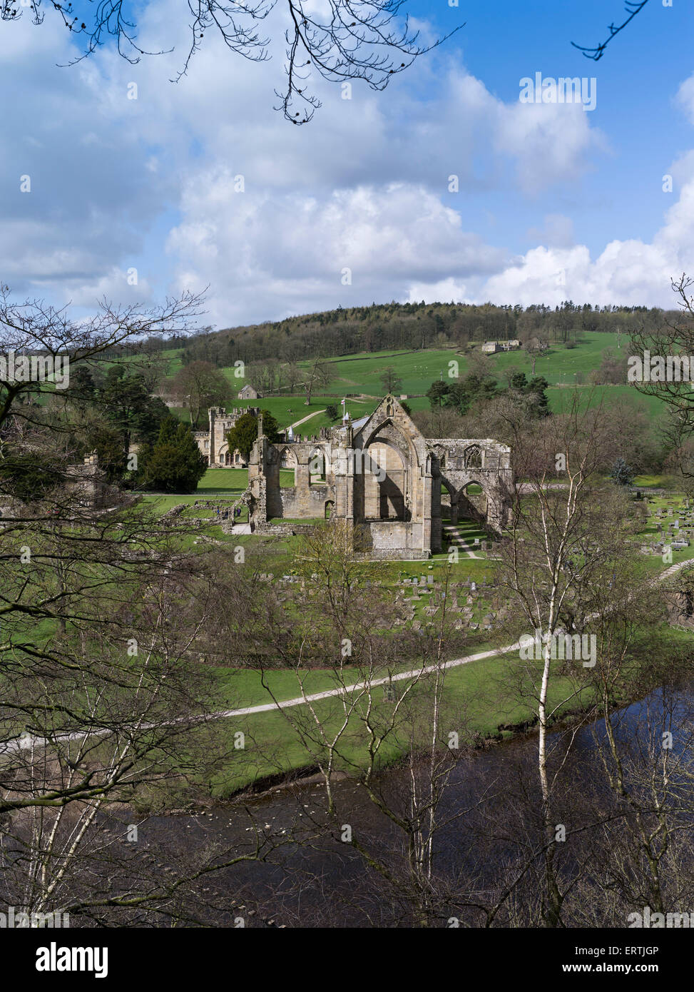 Dh Bolton Abbey WHARFEDALE North Yorkshire Bolton Priory Wharfedale le rovine dell'abbazia Yorkshire Dales Fiume Wharfe autunno Foto Stock