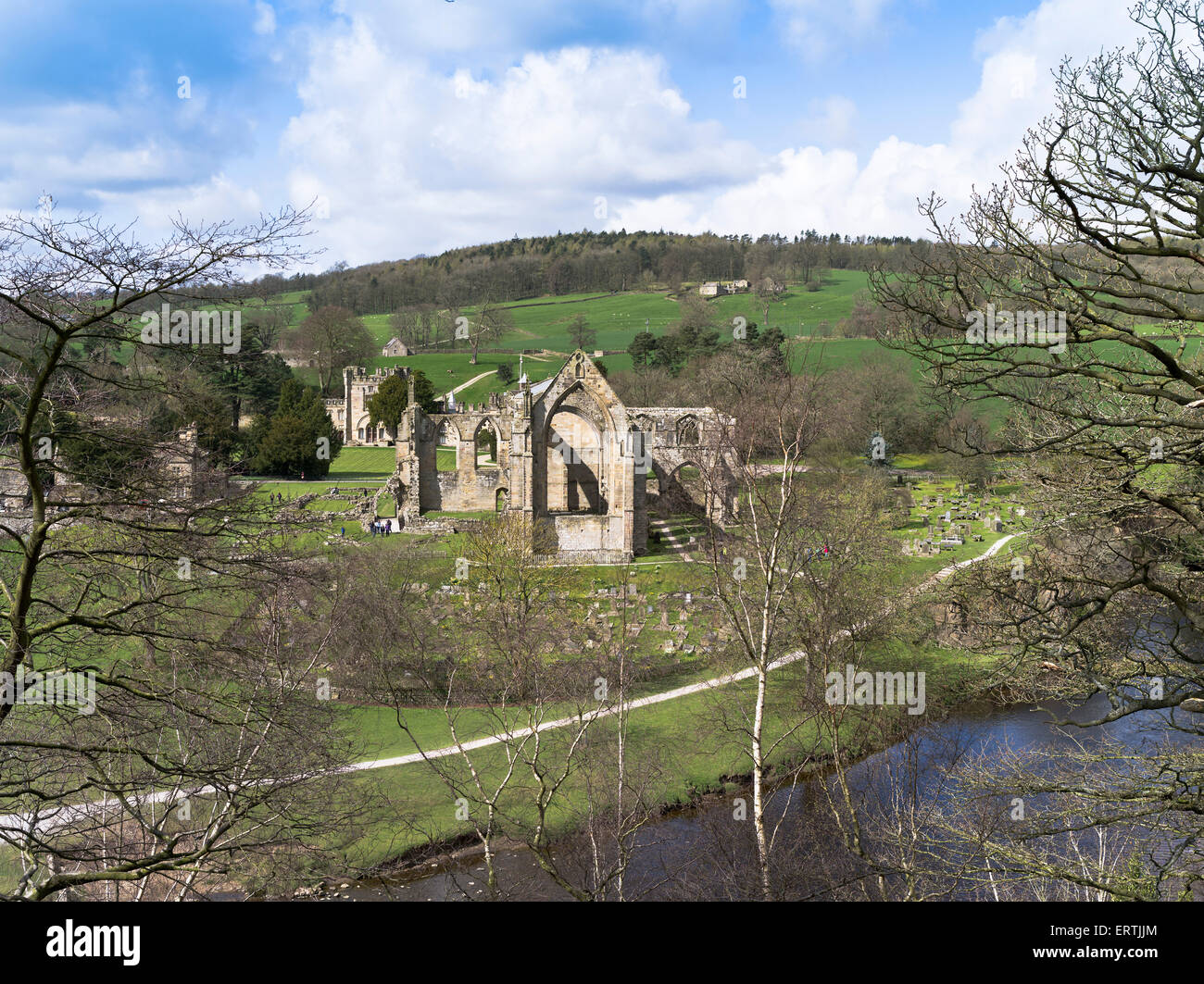 dh Bolton Priory Abbey WHARFEDALE NORTH YORKSHIRE UK rovine Yorkshire Vista su Dales River Wharfe, inghilterra Foto Stock