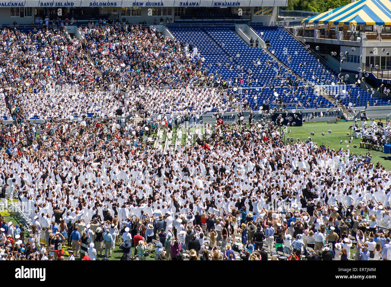 Conclusione del 2015 US Naval Academy graduazione e Commissioning cerimonia al Navy-Marine Corps Memorial Stadium di Annapolis. Foto Stock