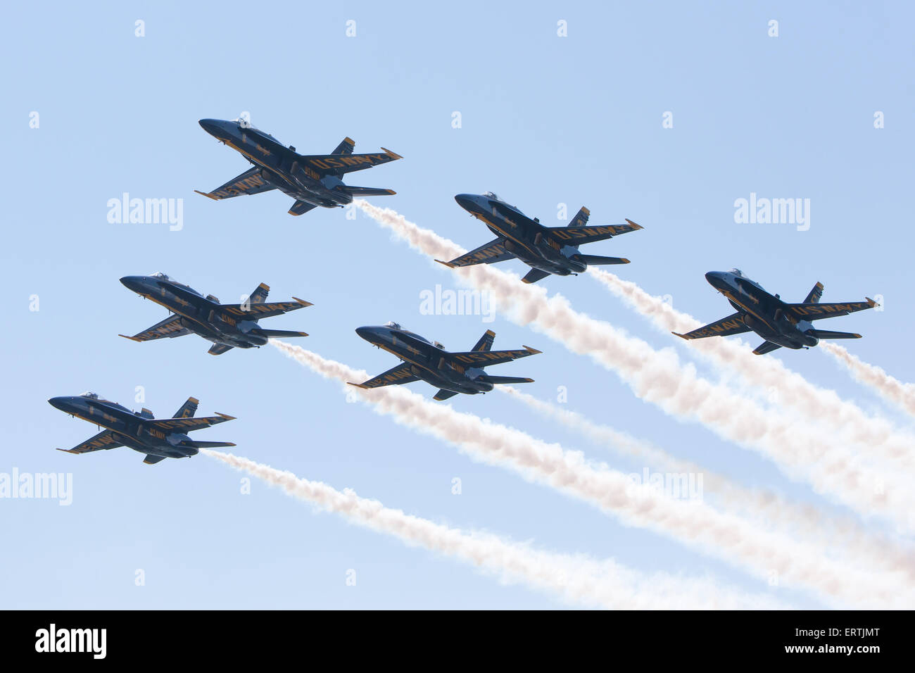 Il Blue Angels dimostrazione di volo squadrone cavalcavia prima del 2015 US Naval Academy graduazione e la messa in funzione di una cerimonia in Annapolis, Maryland. Foto Stock