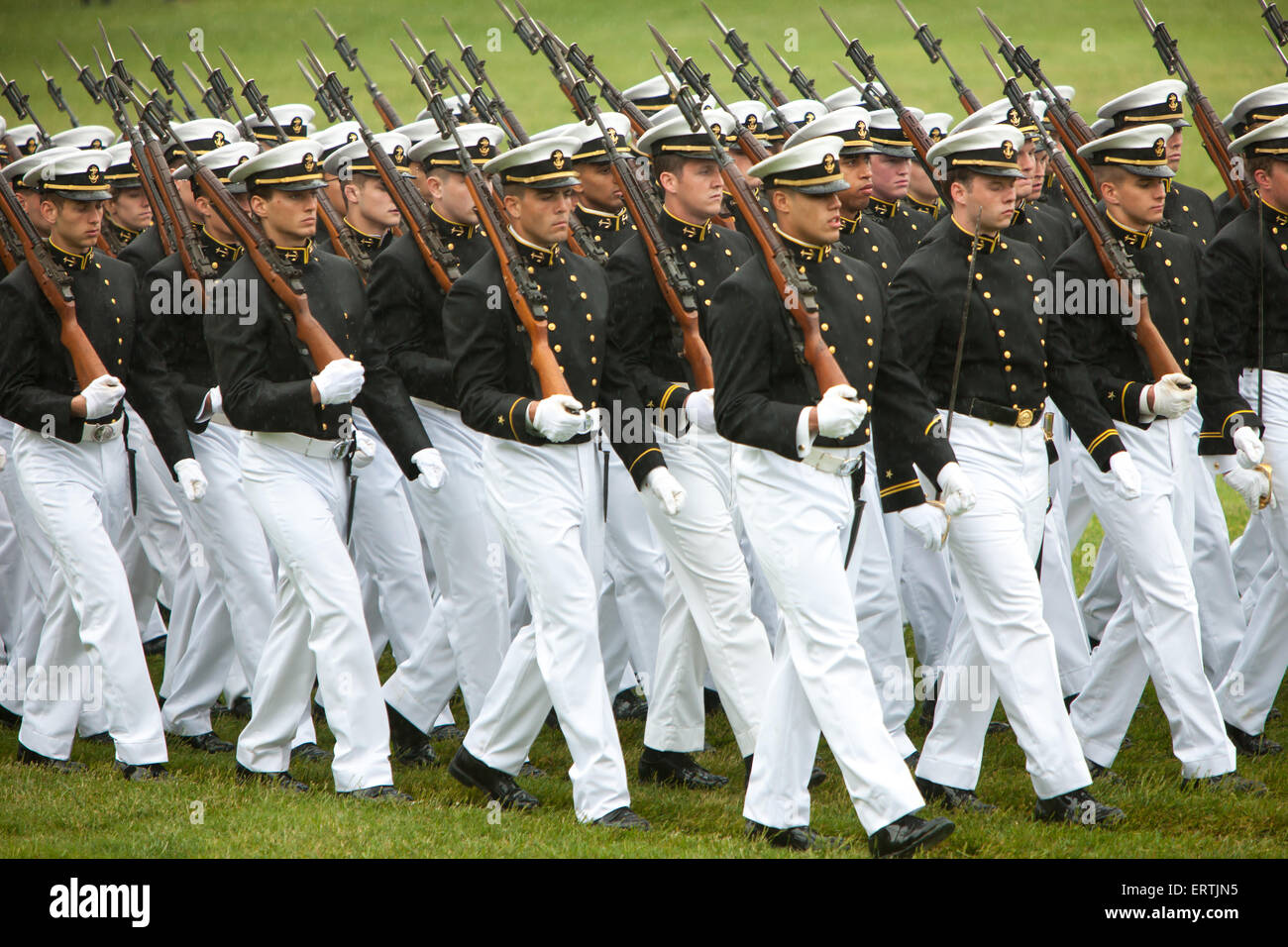 US Naval Academy di cadetti in abito formale di marzo nella annuale parata di colori a Worden campo su 21 Maggio 2015 in Annapolis, Maryland. Foto Stock