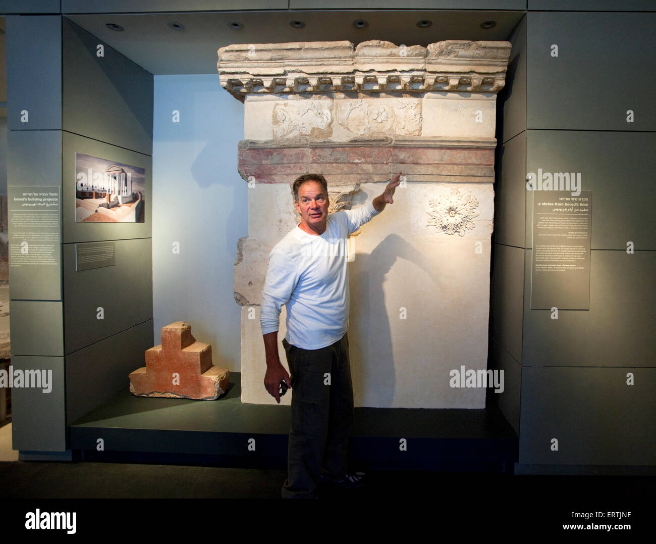 Il Professor J. Andrew (Andy) Overman da Macalester College spiegando la Omrit sito storico di esporre nel Museo di Israele Foto Stock