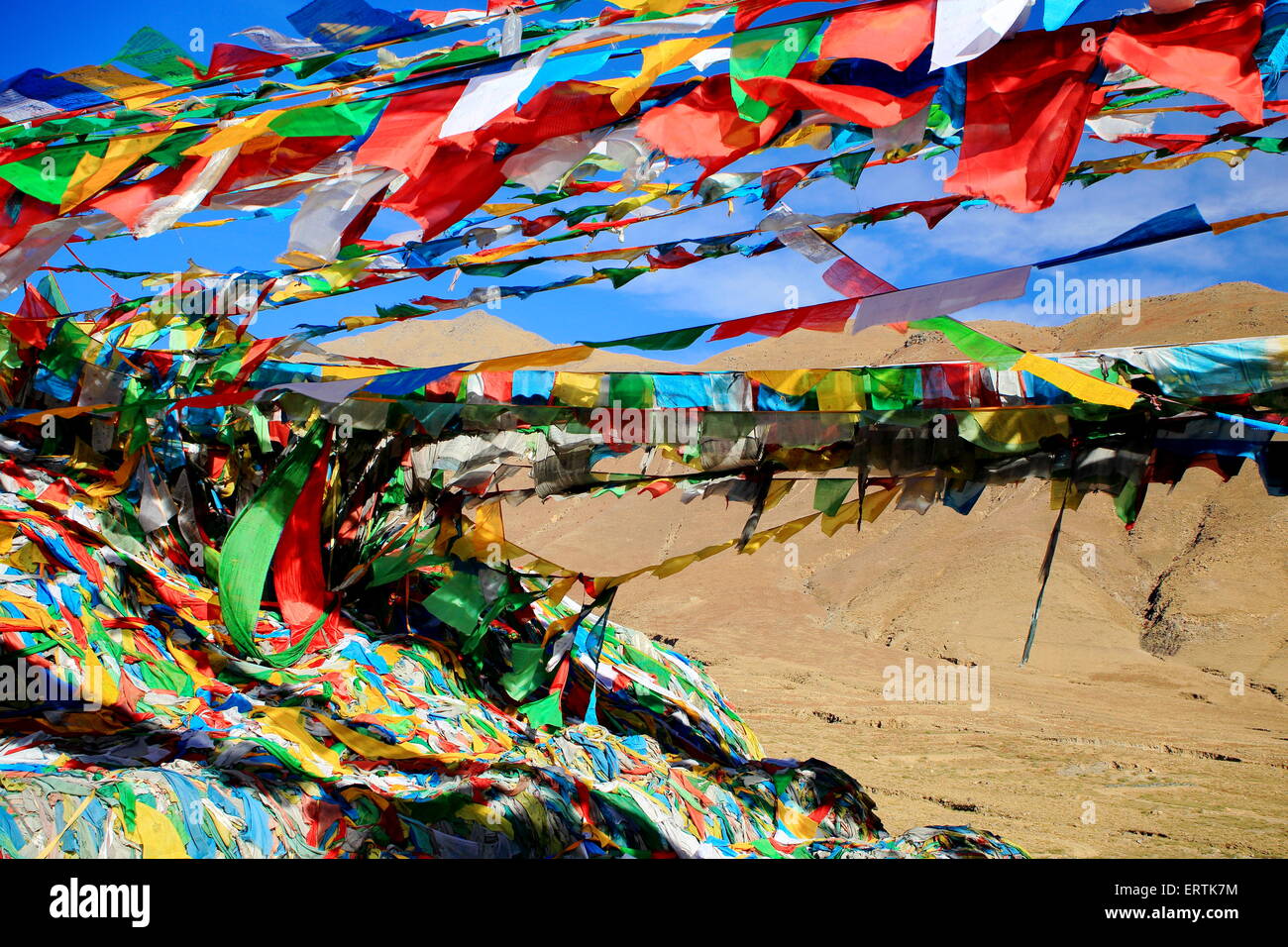 La preghiera buddista bandiere sotto il cielo blu sventolare nel vento di Nachan La-pass a 4500 ms.alta oltre il Kyichu-Lhasa rive. Il Tibet. Foto Stock