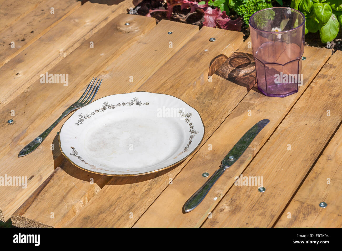 Piattino, forchetta e coltello sul tavolo Foto Stock