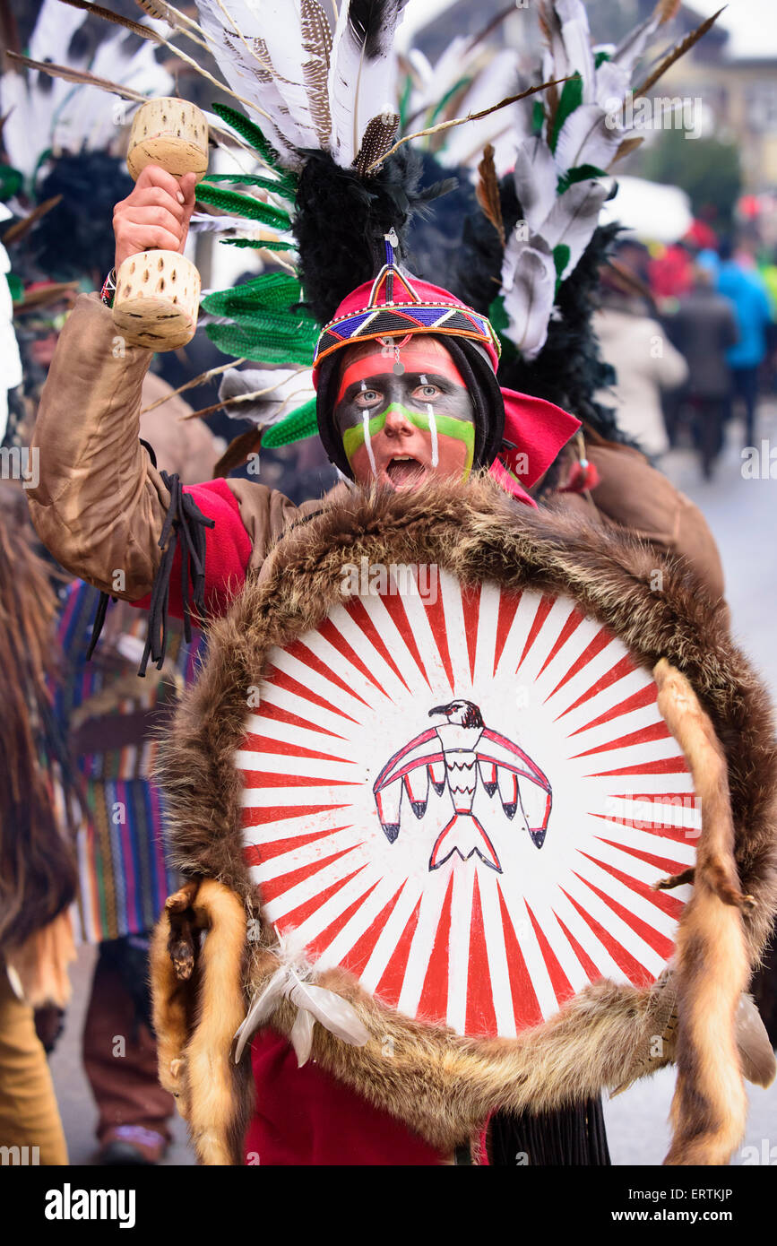 Pubblico sfilata di carnevale con colorati costumi alla città di Bad Hindelang in Baviera, Germania Foto Stock
