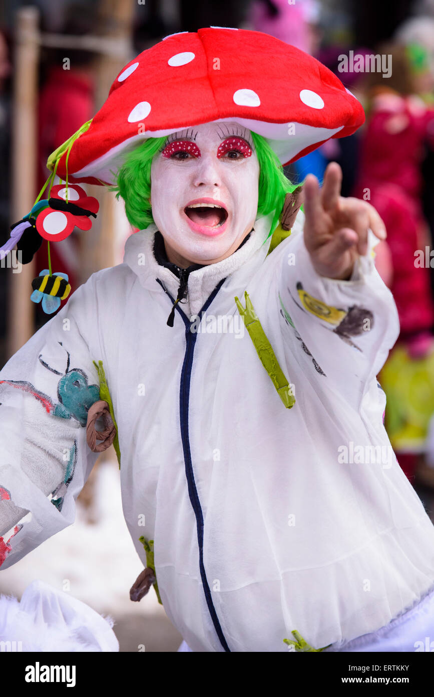 Pubblico sfilata di carnevale con colorati costumi alla città di Bad Hindelang in Baviera, Germania Foto Stock