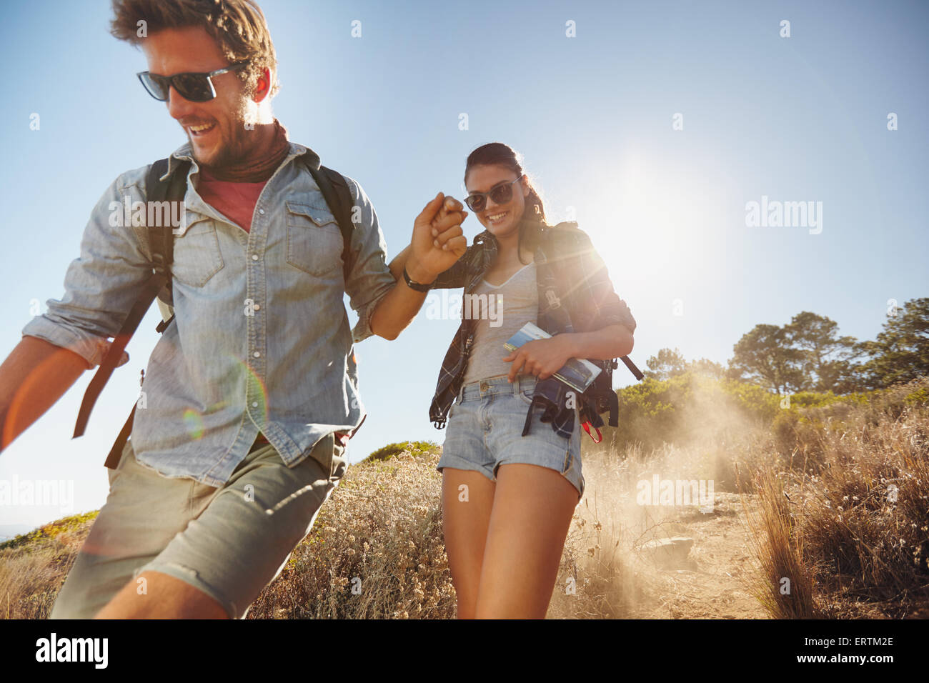 Colpo all'aperto di felice coppia giovane godendo sul loro viaggio escursionistico, percorrendo a piedi il sentiero di montagna sorridente. Caucasica provvista di coppia Foto Stock