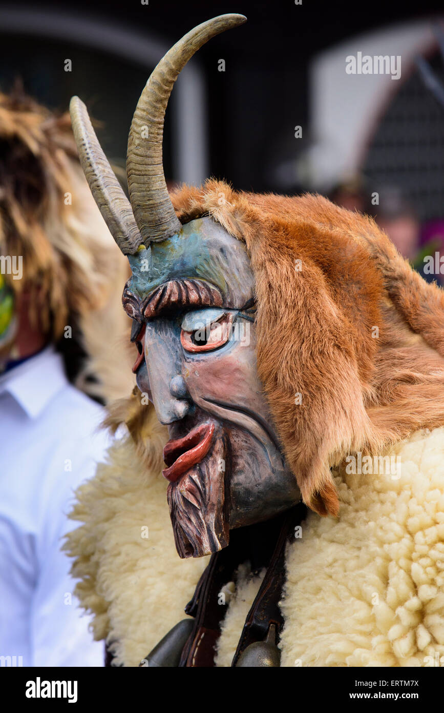 Pubblico sfilata di carnevale con colorati costumi alla città di Bad Hindelang in Baviera, Germania Foto Stock