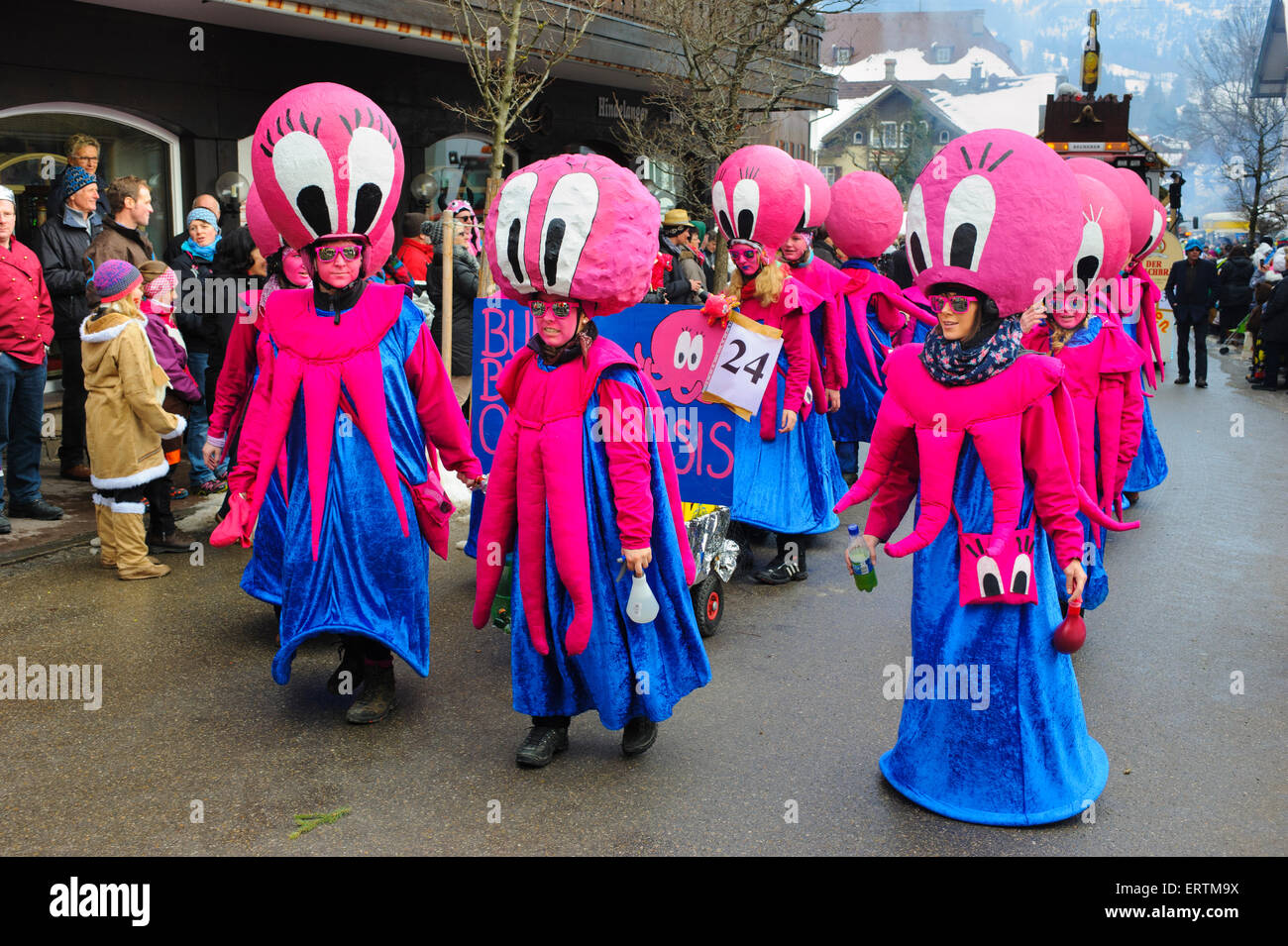 Pubblico sfilata di carnevale con colorati costumi alla città di Bad Hindelang in Baviera, Germania Foto Stock