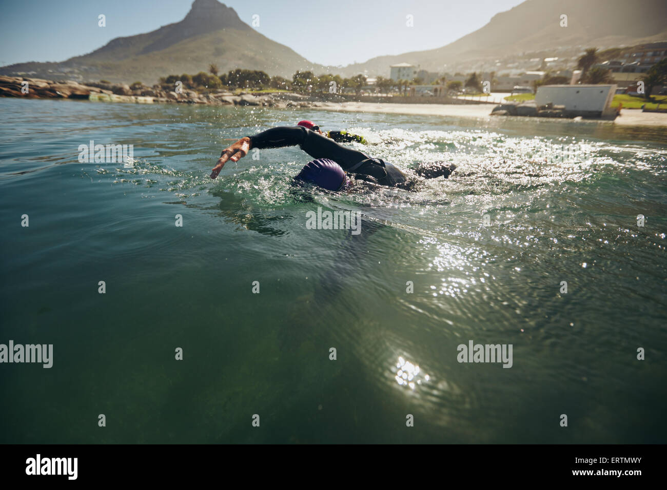 Gli atleti nel swim caso di triathlon. Triatleti di nuoto in acque aperte. Foto Stock