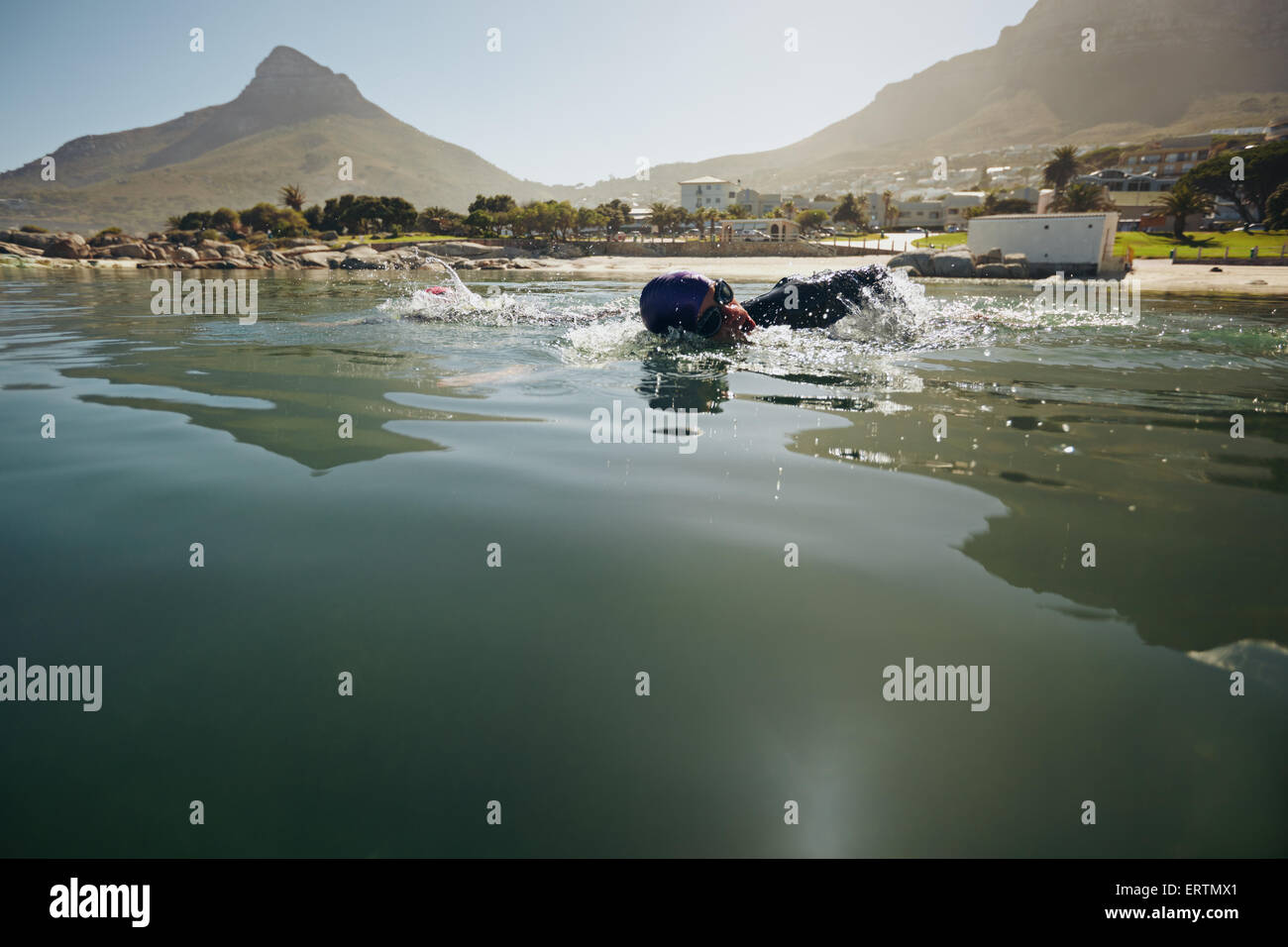 Atleta maschio nuoto in acque aperte. Atleta della pratica per il triathlon. Foto Stock