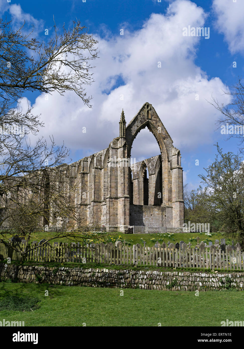 dh Bolton Abbey Priory WHARFEDALE NORTH YORKSHIRE UK rovine Dales autunno inghilterra rovinato edificio abbandonato Foto Stock