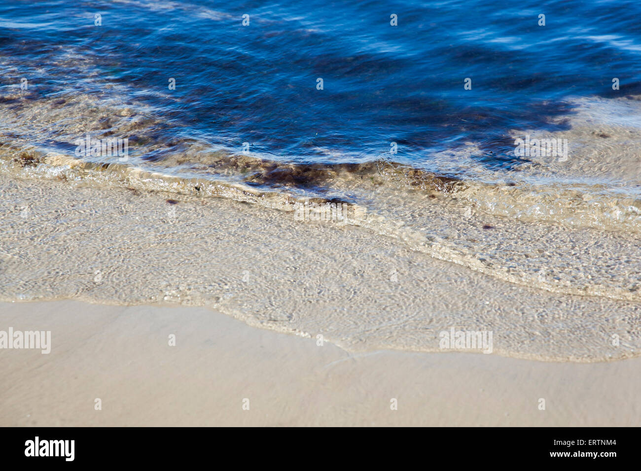 L'acqua chiara sulla sabbia Foto Stock
