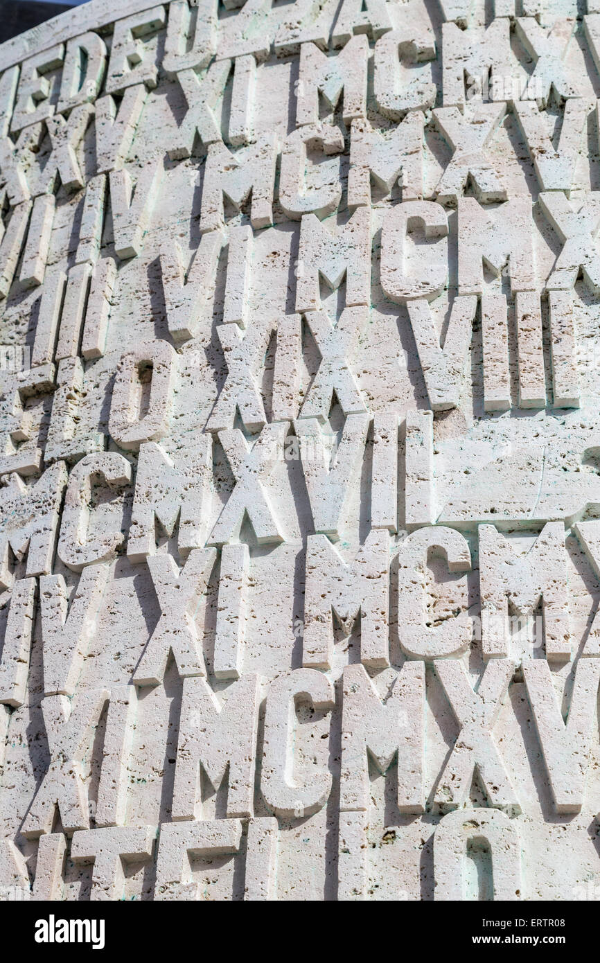 Uno sfondo di numeri romani e lettere di pietra Foto Stock