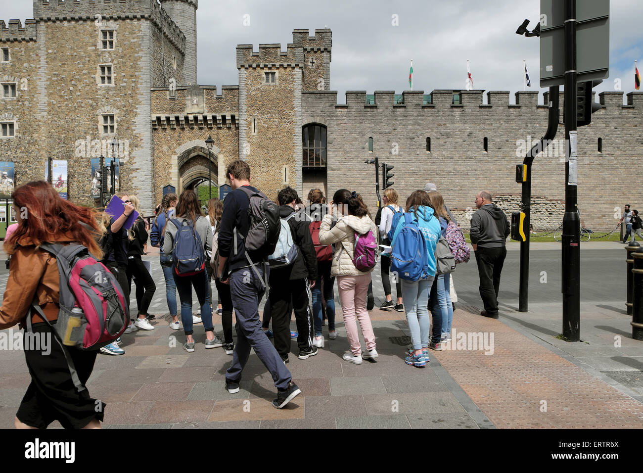 Un gruppo di studenti stranieri di andare a visitare il Castello di Cardiff in Galles UK KATHY DEWITT Foto Stock