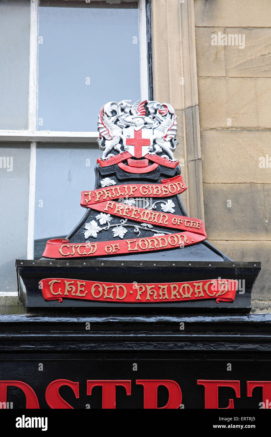 Bella ferro battuto segno sopra la vecchia farmacia, Hexham, Northumberland. Foto Stock