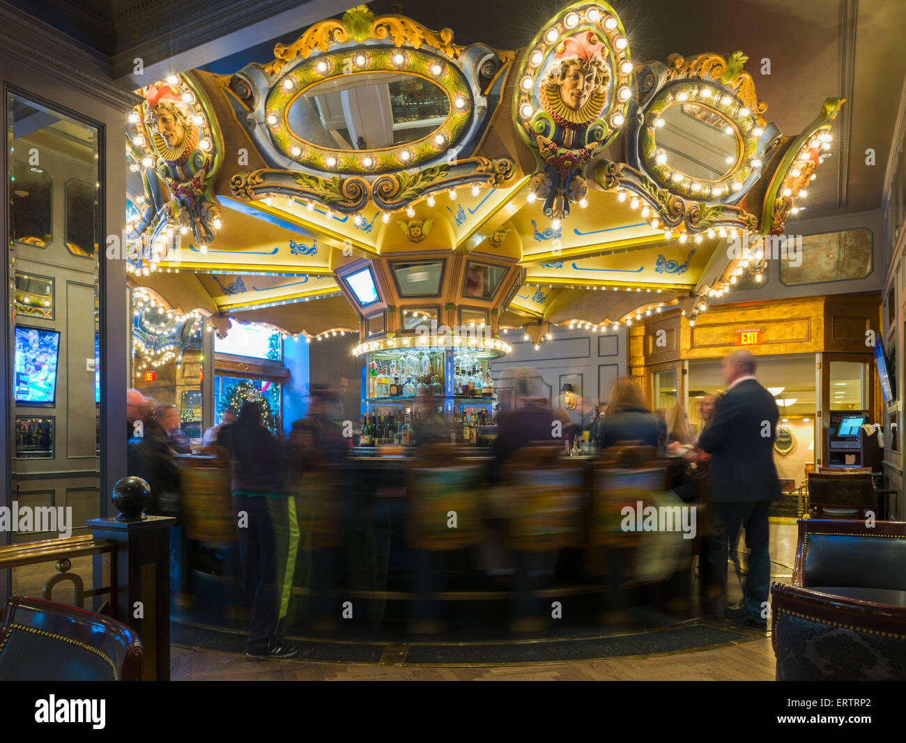I bevitori in movimento nel bar girevole, giostra Piano Bar, Hotel Monteleone, Royal Street, New Orleans, STATI UNITI D'AMERICA Foto Stock