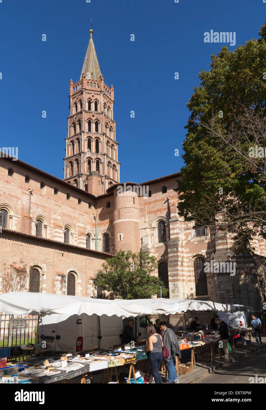 Il mercato di domenica al di fuori della basilica di Saint Sernin chiesa romanica a Tolosa, in Francia, in Europa Foto Stock