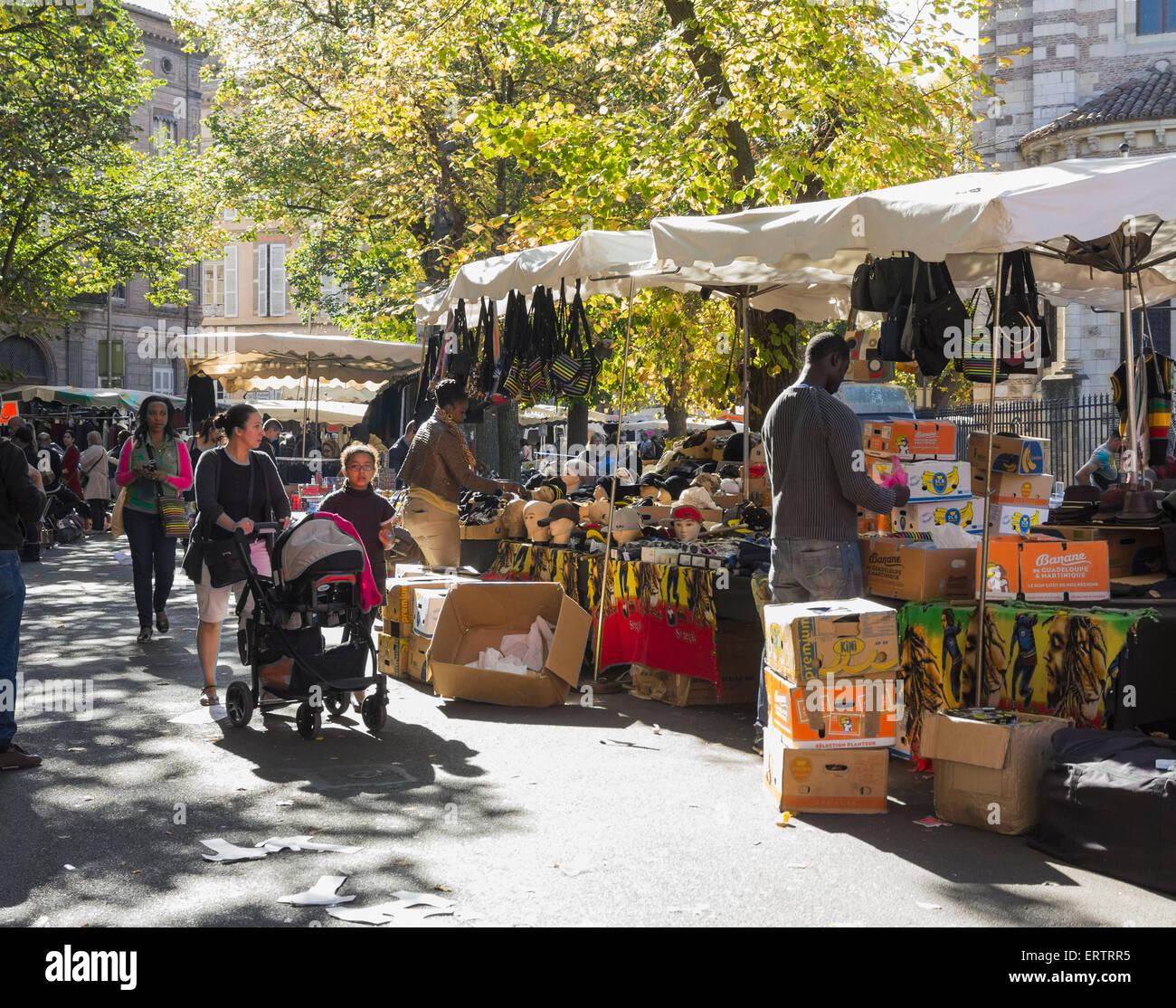 Tolosa, Francia - Il mercato di domenica dalla Basilica di Saint Sernin chiesa Foto Stock