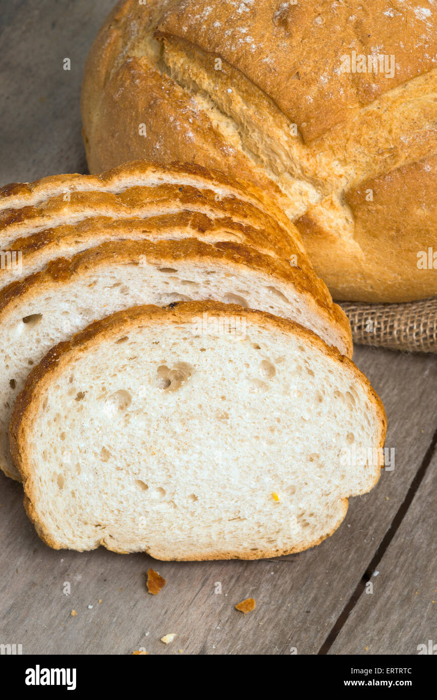 Una pagnotta di pane e fette Foto Stock