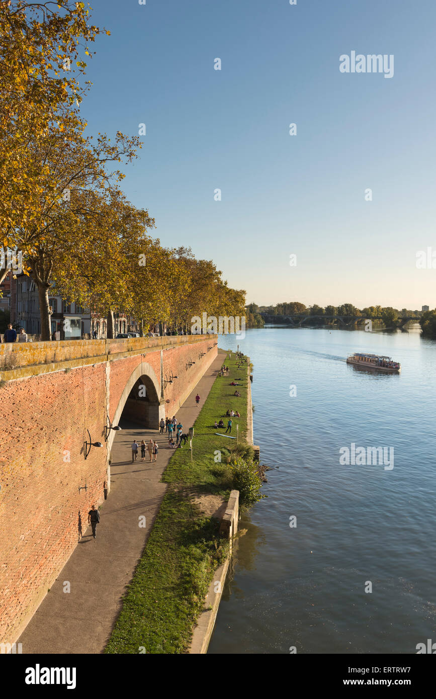 Lungo la passeggiata sul fiume Garonna a Tolosa, in Francia, in Europa Foto Stock