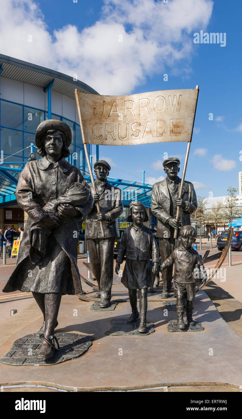 Statua in Jarrow, Tyne and Wear, Inghilterra del Nord, Regno Unito la commemorazione della Jarrow Marzo - una marcia di protesta contro la povertà e la disoccupazione Foto Stock