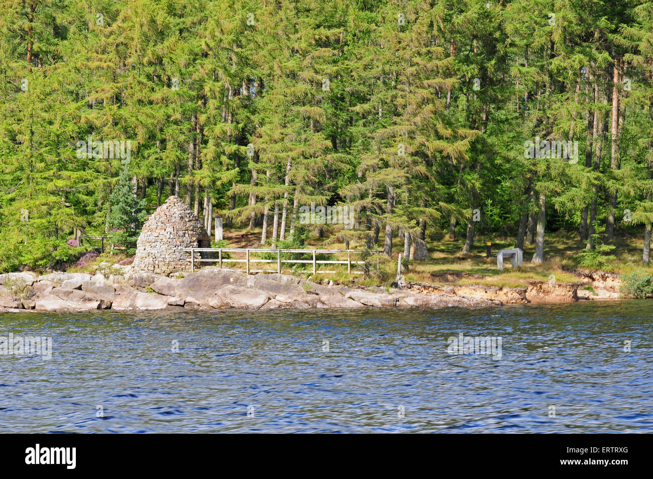 La camera d'onda. Una moderna arte scultura visto da Kielder acqua, Northumberland. Foto Stock