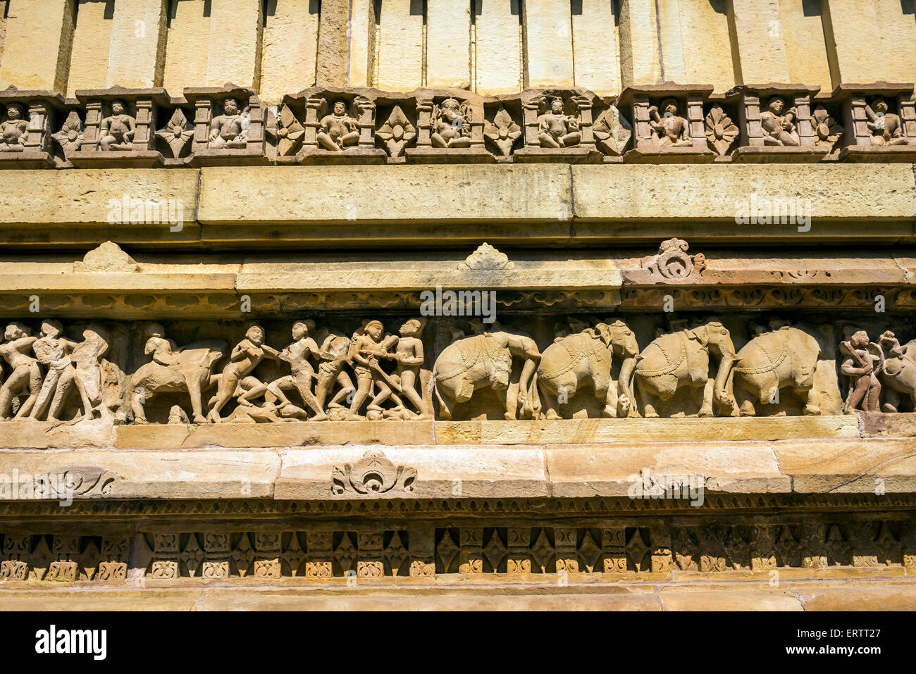 Sculture su un decimo secolo tempio indù di Khajuraho, Madhya Pradesh, India Foto Stock