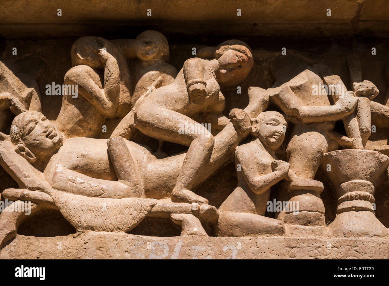 Sculture erotiche su un decimo secolo tempio indù di Khajuraho, Madhya  Pradesh, India Foto stock - Alamy