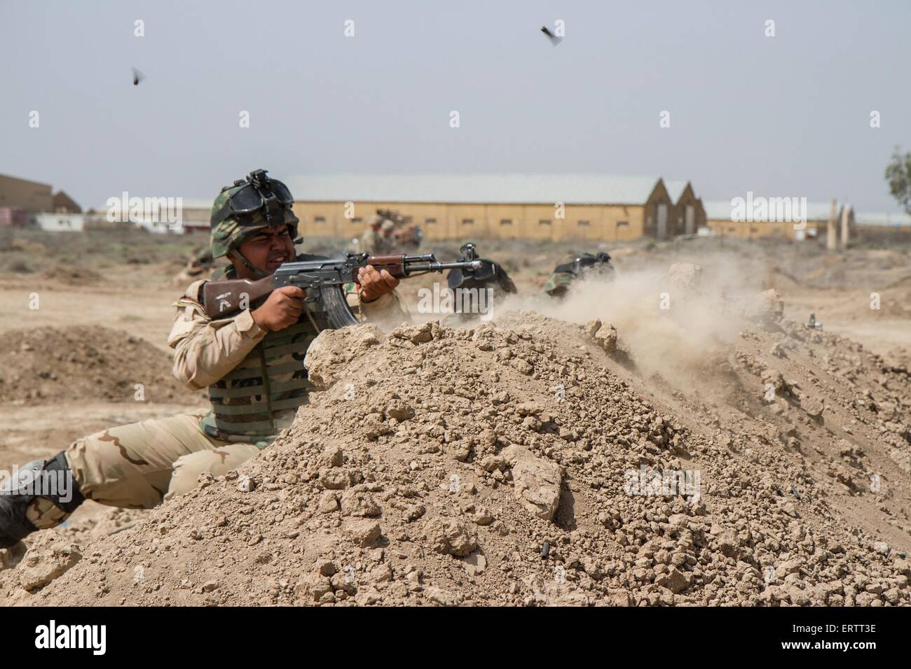 Soldati dell'esercito iracheno pratica tecniche di combattimento durante il corso di formazione di Camp Taji fuori Baghdad Aprile 16, 2015 in Al Taji, Iraq. Il militare degli Stati Uniti sta aiutando a sviluppare il programma di formazione per l'esercito iracheno battaglioni in uno sforzo per respingere lo Stato islamico. Foto Stock