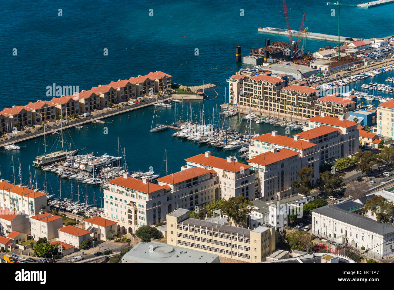 Gibilterra - Queensway Quay marina o porto di Gibraltar, Gibilterra, l'Europa dalla Rocca di Gibilterra con barche e yacht Foto Stock