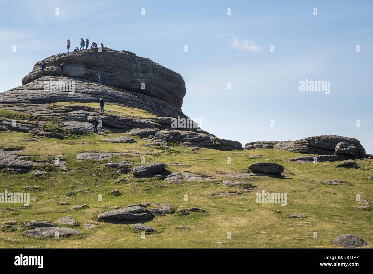 Haytor o fieno Tor rocce con i turisti in Dartmoor Devon, Inghilterra, Regno Unito Foto Stock