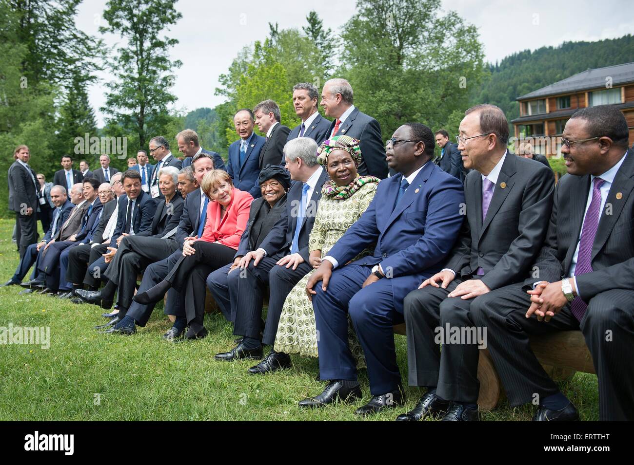 Garmisch-Partenkirchen (Germania). 8 Giugno, 2015. I leader del mondo siedono insieme durante un prolungato foto di gruppo durante la seconda giornata del Vertice G7 Riunione a Schloss Elmau Giugno 8, 2015 vicino a Garmisch-Partenkirchen, in Germania. Foto Stock