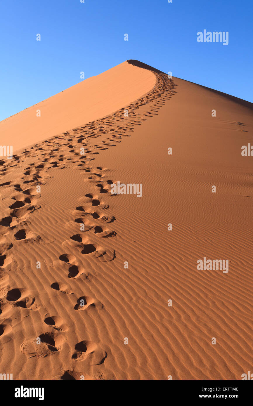 Duna Rossa sulla strada di Sossusvlei, Namibia Foto Stock