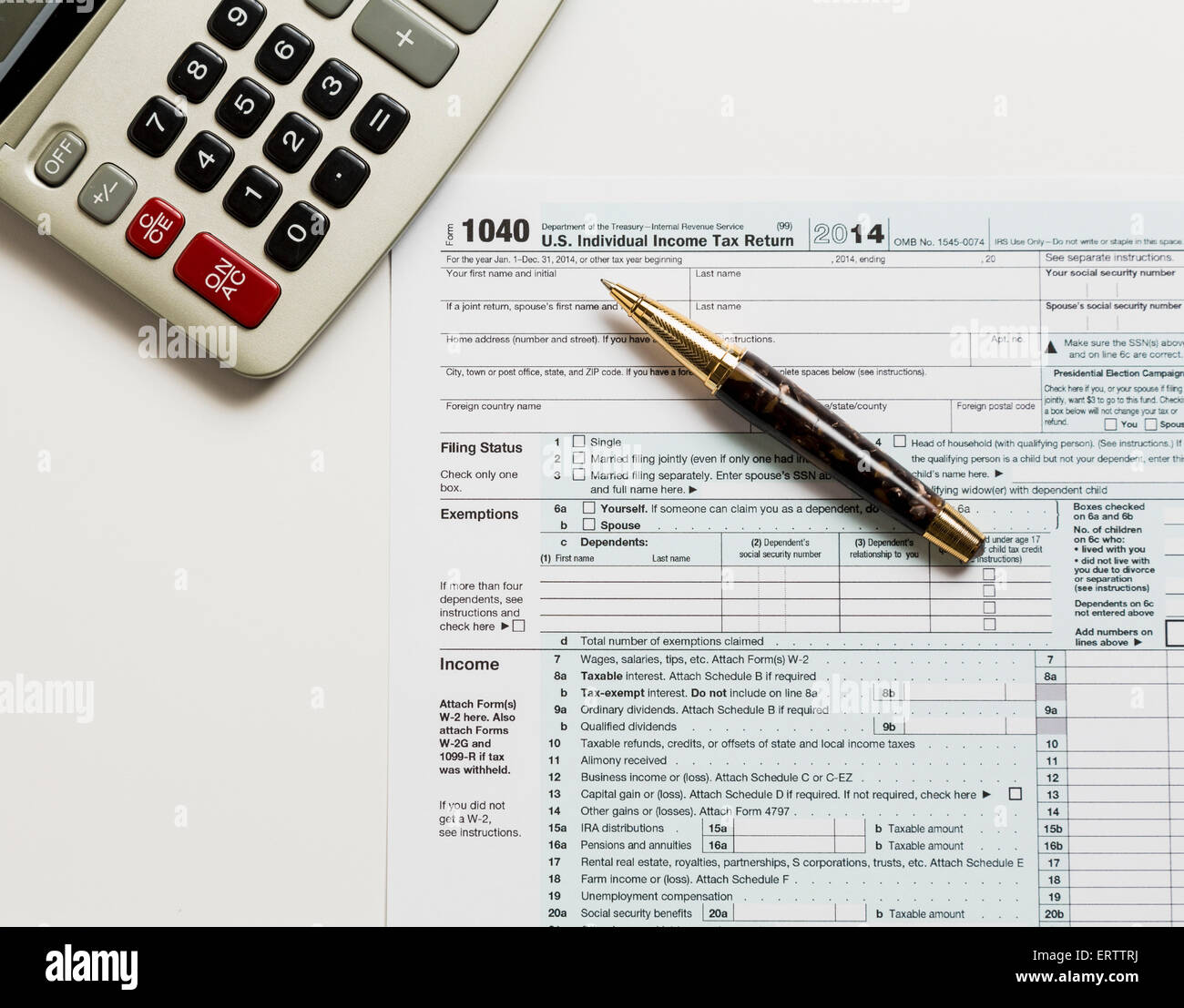 USA forma fiscale 1040 per l'anno 2014 con una penna e calcolatrice che illustra il completamento dei moduli fiscali per il IRS Foto Stock