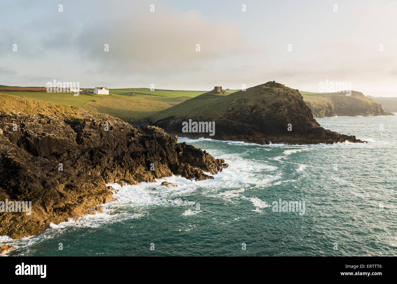 Il castello di Doyden sulle scogliere porto Quin vicino a Port Issac, costa atlantica, North Cornwall, Regno Unito nel tardo pomeriggio di luce Foto Stock